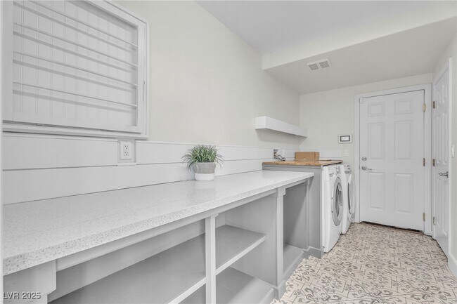 Building Photo - 9885 Shadycrest Ct