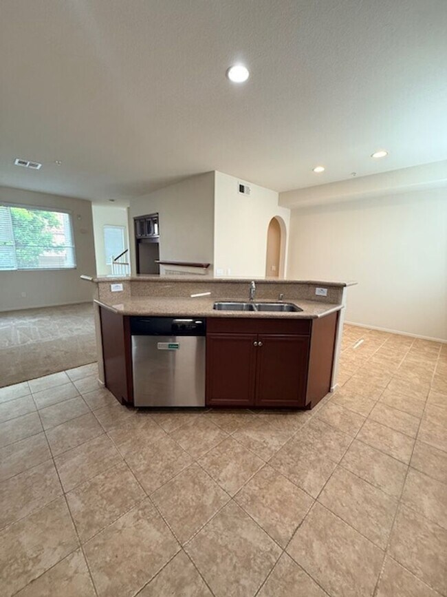 Building Photo - Lovely Otay Ranch townhome