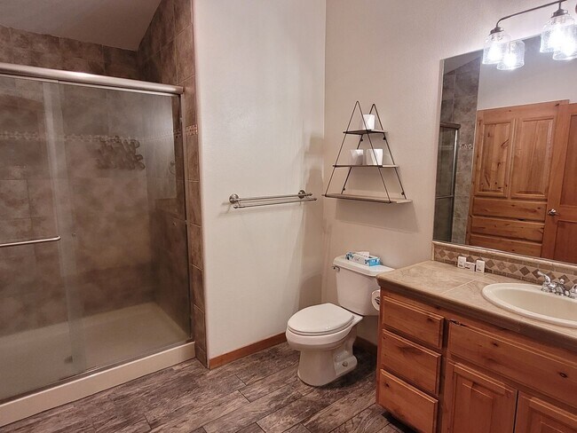 Building Photo - Hank's Hideaway in Sunriver, Furnished, all Utilities Included. Gym access, Hot Tub. 30-day Minim...