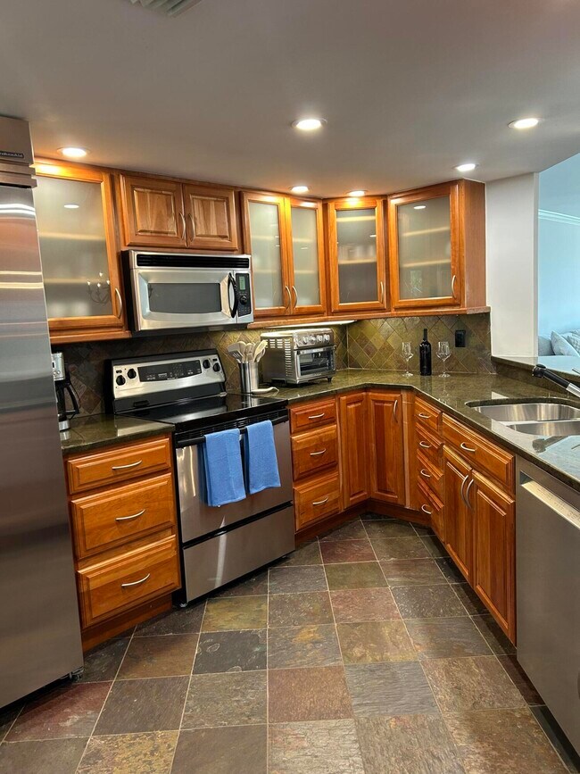 Building Photo - 625 NW North River Dr