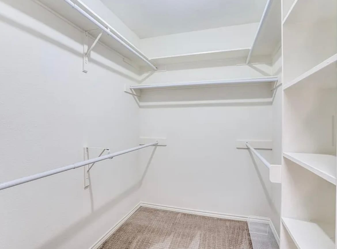 Walk-in Closit - 5734 Remington Park Sq