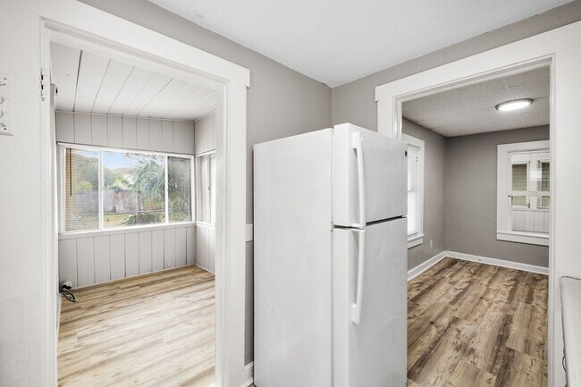 Building Photo - $25 Drive by & Apply for Beds 2 Bath House...