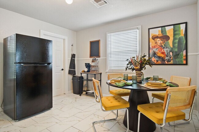 Building Photo - 912 W Comanche St