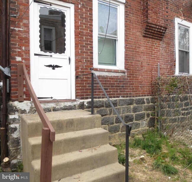 Building Photo - 5426 Regent St