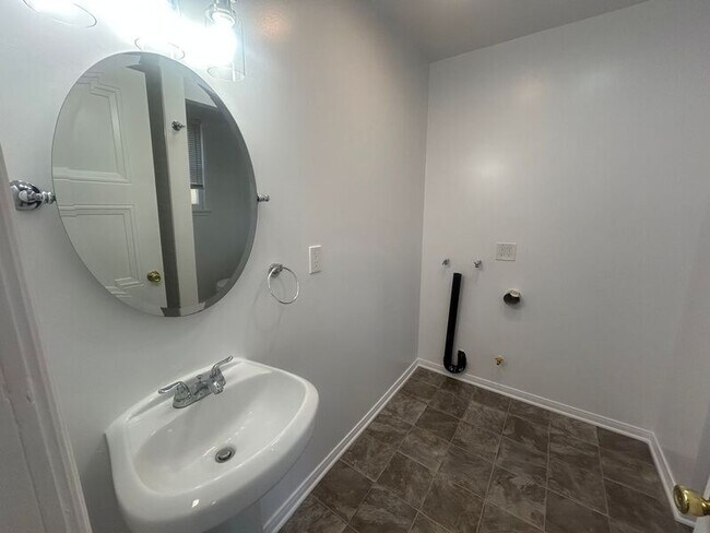 Building Photo - 5128 Crown Ave