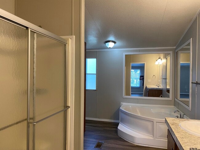 Building Photo - 22944 Shell Shore Dr