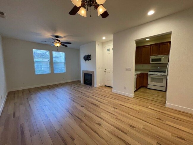 Building Photo - Gorgeous Elk Grove 3 Bedroom on Crystal Wa...