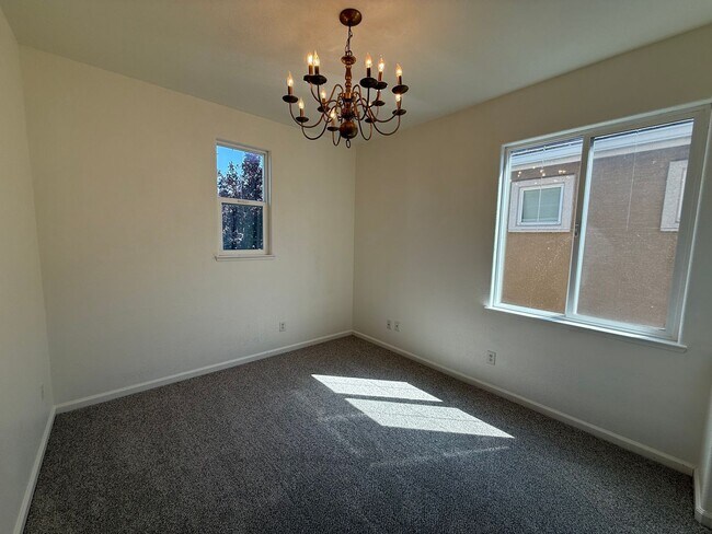 Building Photo - 2-story 4bed 2.5bath home available in Nor...