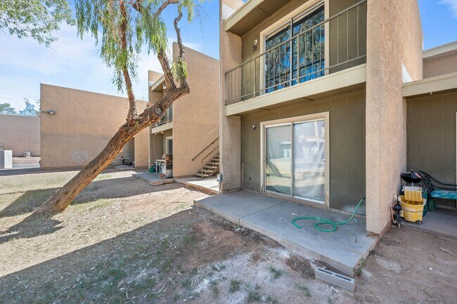 Building Photo - 2814 E Marconi Ave
