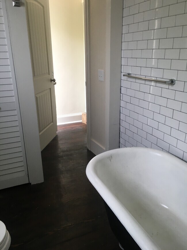 Building Photo - 935 N Roman St