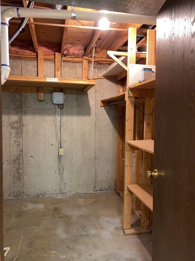 Building Photo - Spacious West-Side Tri-Level Home