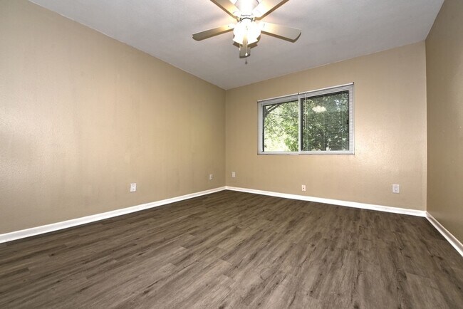 Building Photo - 3404-3404 Ridge Ash