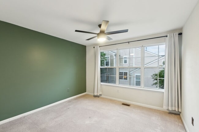 Building Photo - Bright & Spacious 3BR Townhome with Garage...