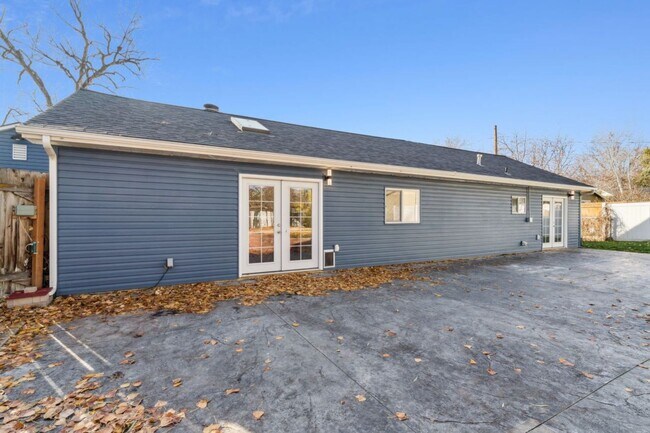 Building Photo - Home for rent with large backyard! 2306 Plum St