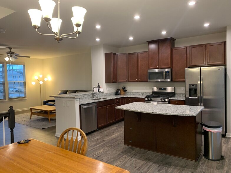 Building Photo - 392 Amber Acorn Ave