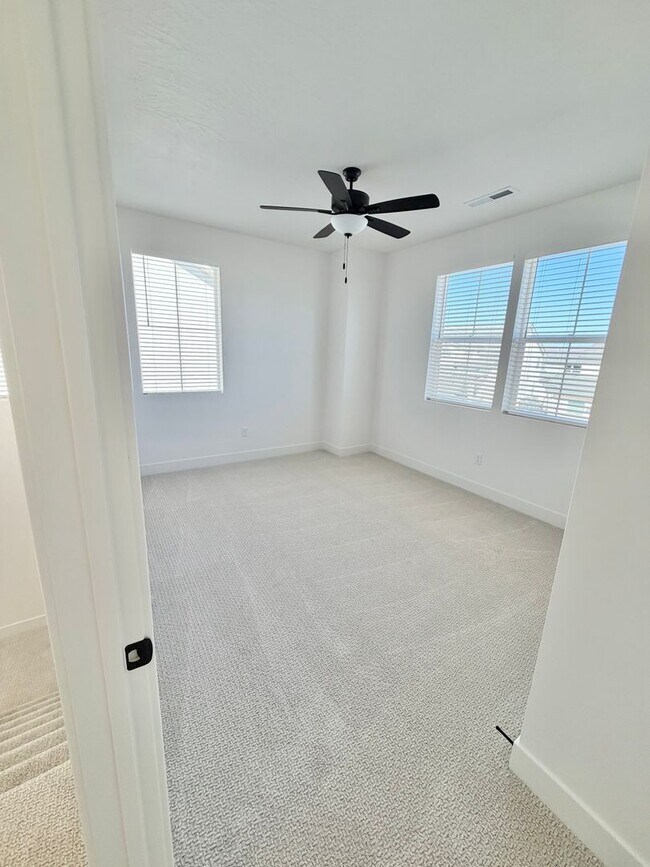 Building Photo - Desert Color 4 Bed Home!