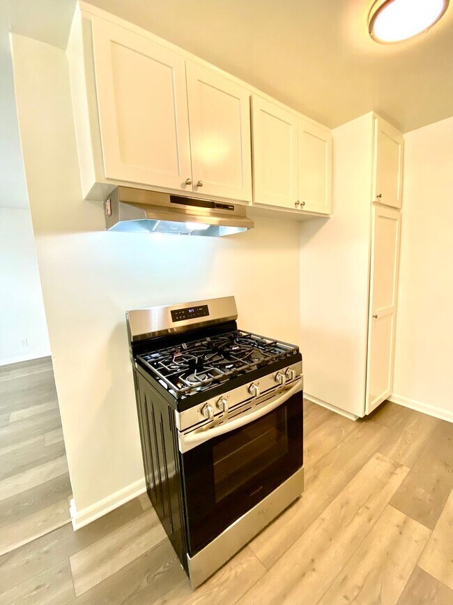 Building Photo - Beautifully Upgraded 1 Bedroom / 1 Bathroom Apartment Available Now!