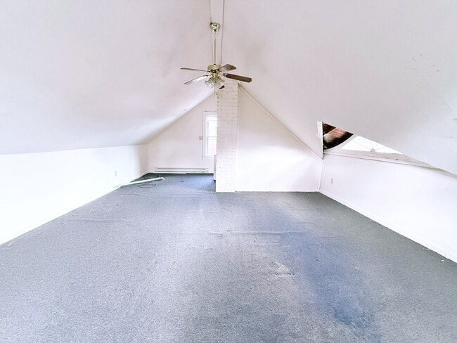 Building Photo - 3 BED 1 BATH BEAUTIFUL SINGLE FAMILY HOME