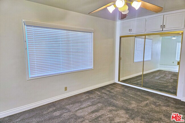 Building Photo - 9966 Glencrest Cir