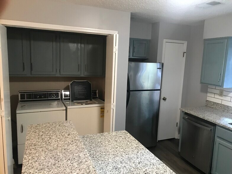 Building Photo - 1804 Pine Tree Dr