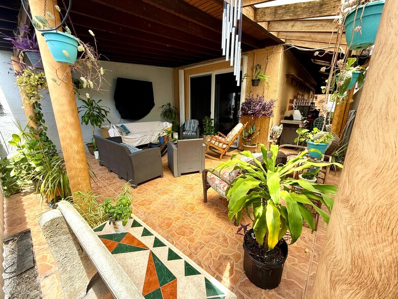 Back Patio - 828 W 38th Ter