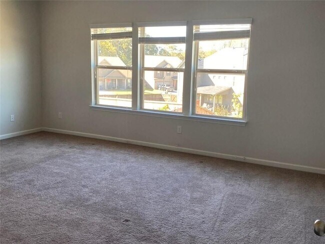 Building Photo - 5650 Mirror Lake Dr