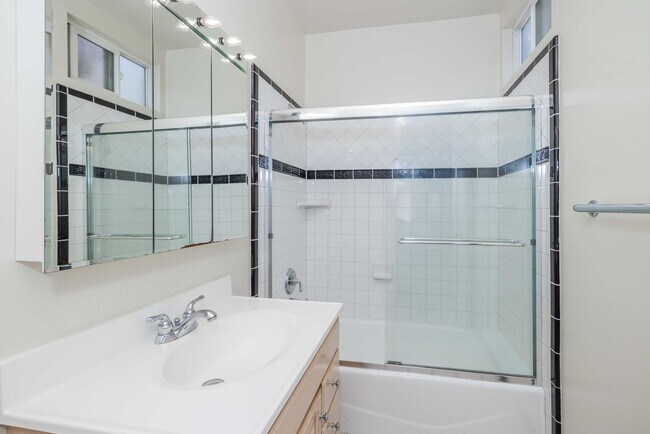 Building Photo - TOP FLOOR 1BR. Remodeled! W/D IN-UNIT! Dishwasher!
