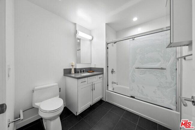 Building Photo - 1229 S Kingsley Dr