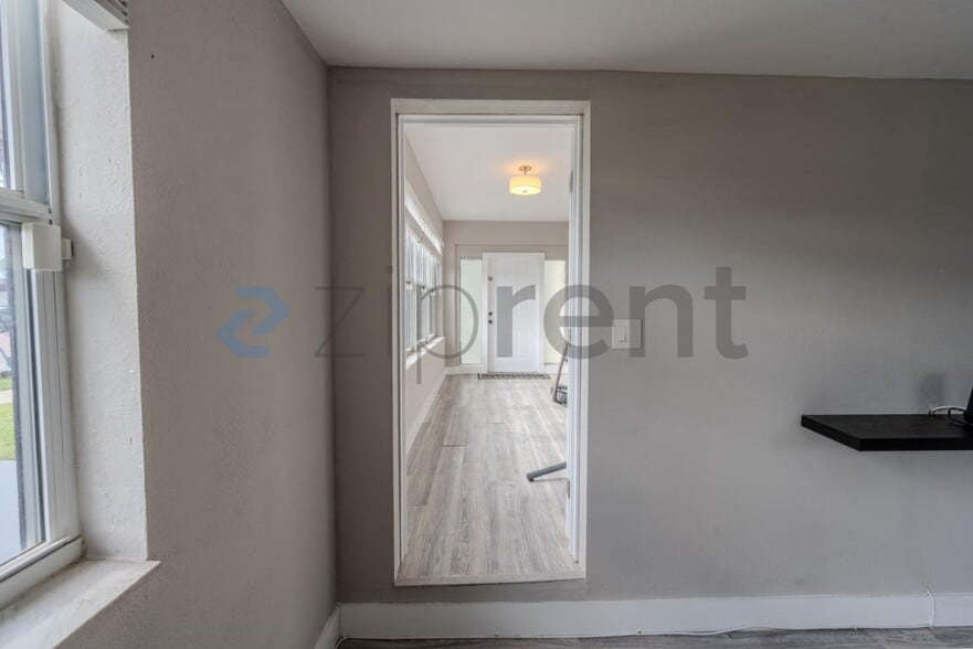 Building Photo - Unit