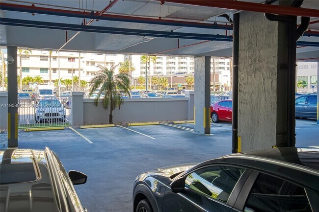 Building Photo - 2642 Collins Ave