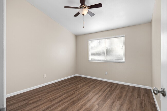 Building Photo - Menlo Pointe