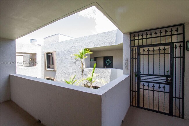 Building Photo - 181 Crandon Blvd