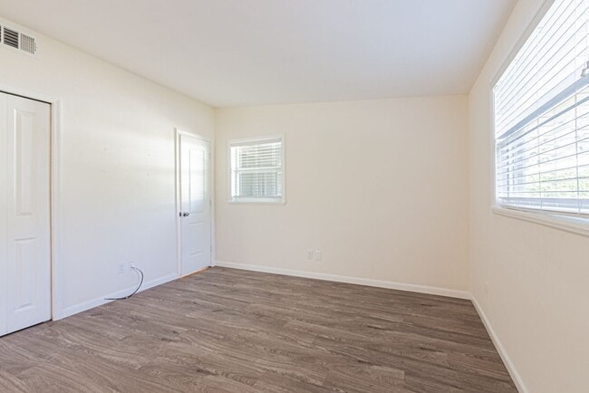 Building Photo - Annual Rental – Pet-Friendly Charming Napl...