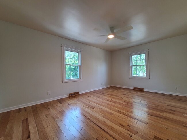 Building Photo - 3-bedroom, 2-bathroom home located in beau...