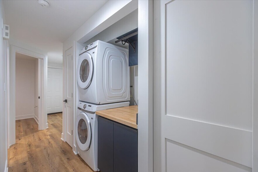 Building Photo - 1624 W Beach Ave