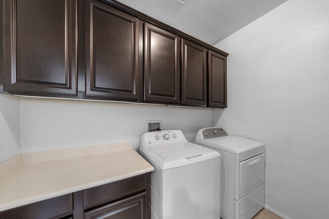 Building Photo - Well-Maintained 4-Bed, 3-Bath Home in Gated Community