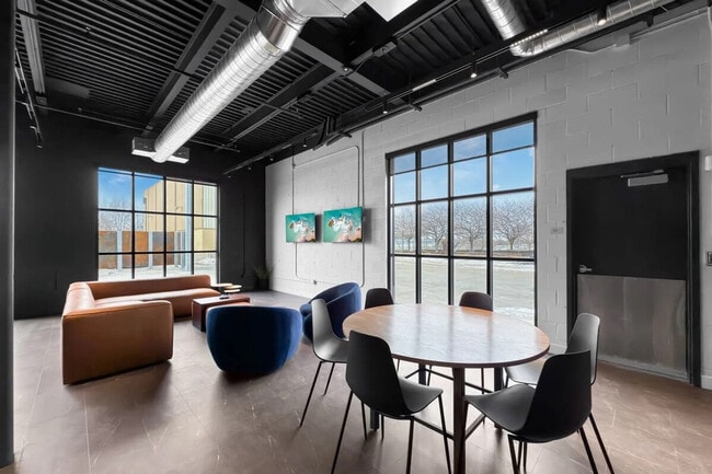 Building Photo - 403 W 4th St N