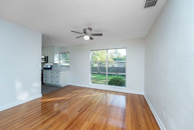 Building Photo - Gorgeous 3/2 Home