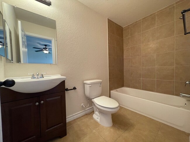 Building Photo - Town home for rent