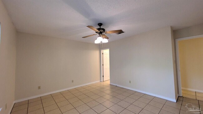 Building Photo - 1485 Pine Ln Dr