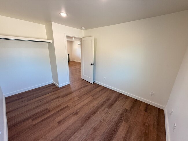 Building Photo - F10600E