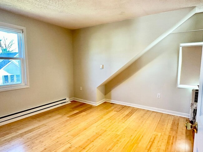 Building Photo - 4 Bed + 2 Bath - Screened in Porch! Pets W...