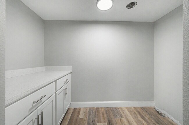 Building Photo - 512 W Bach Dr