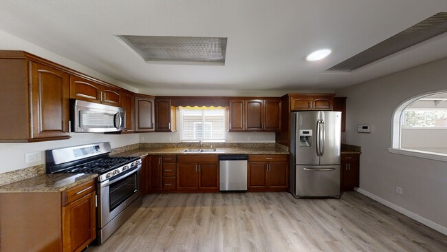 Building Photo - 5BD/2BA, Large Bedrooms!