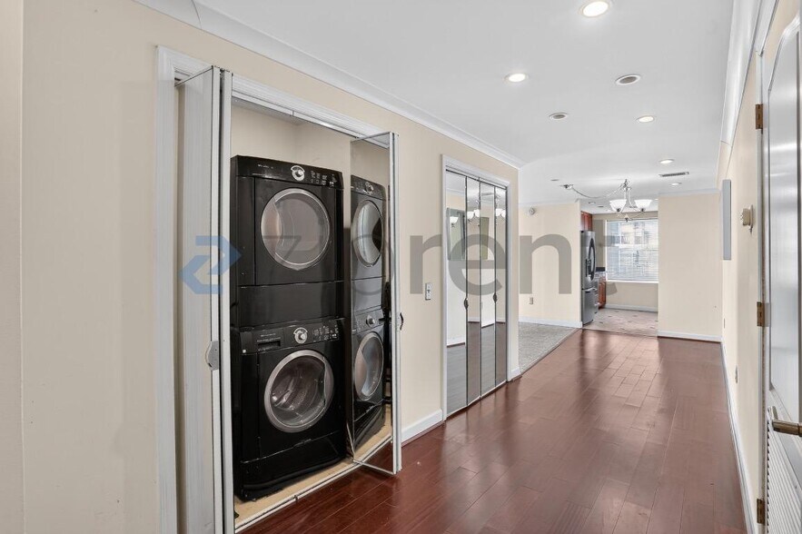 Building Photo - Unit 2607