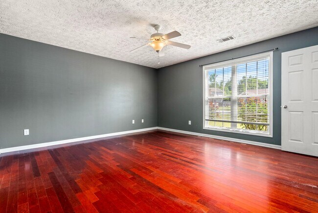 Building Photo - 4264 Live Oak Dr