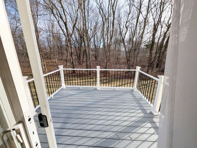 Building Photo - Stunning 2BR Townhome with Private Deck