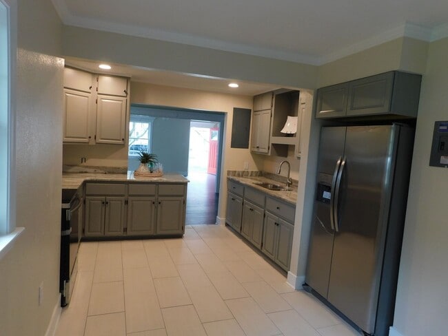 Building Photo - Completely Renovated 3 bed, 2bath home