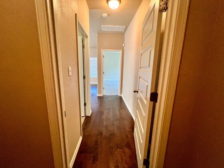 Building Photo - 615 Ridge Point Dr