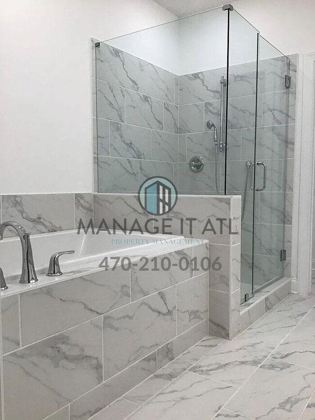 Building Photo - Elegant 3 Bedroom Townhome in a gated comm...